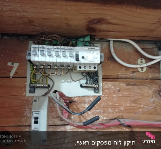 לוח חשמל עם מפסקים וחוטי חשמל